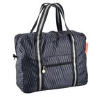 Der Text auf einem Etikett lautet "Crumpler". Es handelt sich um eine gesteppte Tasche mit geometrischem Muster und Zipper.