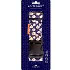 Text: "KOFFERGURT", "LUGGAGE STRAP", "CEDON". Buntes Gurtband mit Blumenmuster und schwarzer Schnalle vor blauer, gemusterter Verpackung.