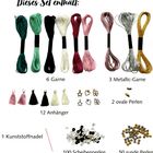 „Dieses Set enthält: 6 Garne, 3 Metallic-Garne, 12 Anhänger, 2 ovale Perlen, 1 Kunststoffnadel, 100 Scheibenperlen, 50 runde Perlen.“