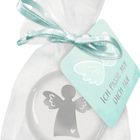 "ICH PASSE AUF DICH AUF" steht auf einem türkisfarbenen Etikett, das an einem weißen Organzabeutel mit Engelmotiv hängt.