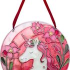 Rundes Dekorelement, Einhorn mit rosa Mähne und Blumen in Pinktönen, aus buntem Glas mit rotem Band.
