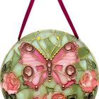 Runde Glasmalerei mit rotem Schmetterling und Rosen, goldene Konturen, rotes Band oben.