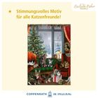 Stimmungsvolles Motiv für Katzenfreunde: Weihnachtsbaum, Katzen auf Sofas und Boden, draußen schneebedeckte Bäume.