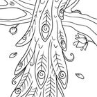 Ein Pfau sitzt auf einem Ast, umgeben von blühenden Blumen. Feine, spiralige Muster zieren die Federn.