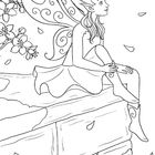 Eine Fee mit dekorierten Flügeln sitzt auf einer Mauer, umgeben von blühenden Blumen und fallenden Blütenblättern.