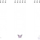 Gepunkteter Hintergrund mit Illustrationen: oben Spiralbindung, unten links ein Blatt, in der Mitte ein Schmetterling.