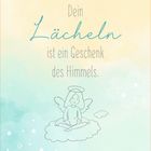 „Dein Lächeln ist ein Geschenk des Himmels.“ Illustration eines Engels auf einer Wolke im pastellfarbenen Hintergrund.
