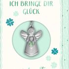 "Ich bringe dir Glück an jedem Tag." Ein Engelanhänger mit grünem Herz, umrahmt von Kleeblättern.