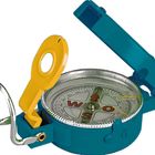 Die Kompassnadel zeigt auf "N", mit deutlichen Buchstaben "W", "O", "S" sichtbar. Ein grüner Kompass mit Metallring.