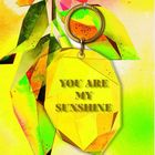 "YOU ARE MY SUNSHINE" steht auf einem gelben Anhänger, illustriert mit bunten Blättern und Formen auf gelbem Hintergrund.
