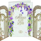 Zur Hochzeit alles Liebe. Zwei goldene Ringe, umgeben von violetten Blumen und Schmetterlingen, eine dekorative Karte.
