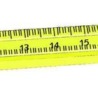 Ein gelbes Lineal mit Zentimeter- und Millimeterskala von 0 cm bis 30 cm.