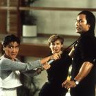 Zwei Frauen und ein Mann in einem intensiven Kampf. Eine Frau hält eine Waffe, der Mann scheint sich zu verteidigen.