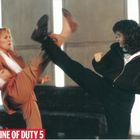 „IN THE LINE OF DUTY 5“: Zwei Frauen, eine im Anzug, die andere in sportlicher Kleidung, treten sich im Kampf an.