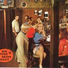 Text: "Ich spüre deine Haut" und "Zutritt verboten". Eine geschäftige Bar mit Menschen, eine Frau im blauen Kleid sitzt rauchend.