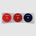 Drei CDs mit Text "GURU GURU LIVE IN GERMANY". Zwei sind rot, eine dunkelblau. Im Hintergrund viele weiße Wörter.