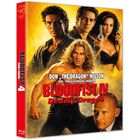 "BLOODFIST 4: Deadly Dragon" in roter Schrift. Vier Personen, teilweise bewaffnet, im Hintergrund.