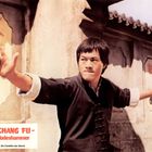 "Tschang Fu - Der Todeshammer. Ein Farbfilm der Gloria." Ein Mann in Kampfpose vor einer traditionellen asiatischen Kulisse.