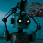Ein roboterähnliches Wesen mit leuchtenden Augen hält eine große, blutverschmierte Säge vor einem blauen Hintergrund.