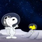 Zwei Comicfiguren im Astronautenanzug auf einer Mondoberfläche unter einem Sternenhimmel. Eine steht, die andere sitzt.