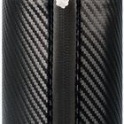 Der Text auf dem Reißverschluss lautet: "smaepp". Schwarzes, zylindrisches Etui mit Karbonoptik und Doppelnaht.