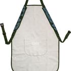 Weiße Schürze mit grünem Rand, blauen Dreiecksmustern, Tasche und Namensfeld in der Mitte.