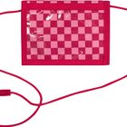 Rosa-weiß kariertes Etui mit transparentem Fenster und rotem Band.