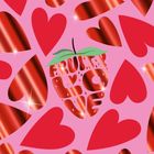 Der Text "Fruity Love" ist in einer Erdbeere integriert. Rote Herzen auf rosa Hintergrund, glänzender Stil.