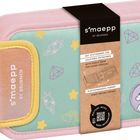 Etui mit Text "smaepp", "MIT STIFTERAMPE", "PLATZSPARENDES FORMAT". Pastellfarben, Einhorn-Aufnäher, Eistütenmuster.