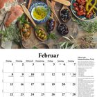 Kalender für Februar mit Oliven-Rezept, Gedicht von Joachim Ringelnatz, Brotscheiben, Oliven in Holzlöffeln, und Kräuter.