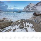 Text: "Haukland Beach, Vestvågøy, Lofoten, Norwegen." Schneebedeckte Felsen, Meer, schneebedeckte Berge im Hintergrund.