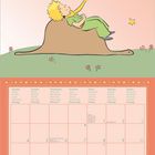 Text in drei Sprachen beschreibt eine Boa, die ein Tier verschlingt. Illustration: ein kleiner Prinz liegt auf einer riesigen Schlange. Darunter ist ein Monatskalender für Januar 2027.