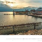 Februar, Montag bis Sonntag, 1 bis 28. Hafen und Leuchtturm von Waase, Ummanz, Insel Rügen. Wasser, Boote und Gebäude.