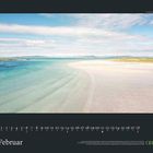 Text oben: "Isle, Western Isles", unten: "Februar". Kalenderblatt mit einem Strand und türkisfarbenem Meer unter blauem Himmel.