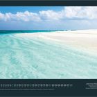 "FEBRUAR" und ein Kalendarium darunter. Ein Strand mit türkisfarbenem Wasser und weißem Sand unter einem blauen Himmel.