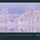 JANUAR. Kalender mit einem Wintermotiv: Verschneite Bäume spiegeln sich in ruhigem Wasser. Text beschreibt eine Szene in Kanada.