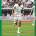 "Vorjahresabbildung" und "Januar" stehen auf grünem Hintergrund. Ein Fußballspieler in weißem Trikot, im Lauf auf dem Spielfeld.