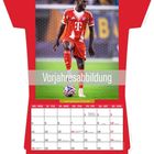 Vorjahresabbildung, Kalenderblatt für Mai. Fußballspieler in rotem Trikot steht auf dem Spielfeld, Kalender in Trikotform.
