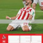 "Vorjahresabbildung" steht groß über einem Fußballspieler in rot-weißem Trikot, jubelnd auf dem Rasen kniend. Darunter ein Kalender.
