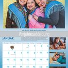 Vorjahresabbildung, Januar. Drei lächelnde Menschen in bunten Tüchern umarmen sich vor gelbem Hintergrund.