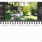 Kalenderseite KW 30, Juli-August 2027. Text: "Sommerhitze [...] fühlt sich die Hitze plötzlich friedlich an." Garten mit Tisch und Stühlen.