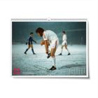 01. Kalt? Rudi! Doch nicht bei Schnee am Ball. Hamburg, 1979. Fußballspieler im Schnee; einer zieht Schuh an. Kalenderseite.