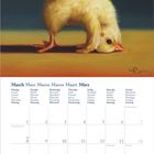 März; Montag; Dienstag; Mittwoch; Donnerstag; Freitag; Samstag; Sonntag. Ein Küken in ungewöhnlicher Haltung.