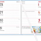 Kalender: 28. Dez bis 3. Jan, Silvester, Neujahr. Illustration mit zwei Menschen, Text: "Das war die einzige Kerze..."