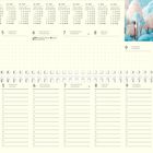 Kalender für Januar 2027 mit Wochen- und Tagesübersicht. Oben Jahresübersicht, rechts eine Illustration mit blauen Bäumen.