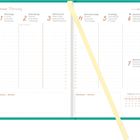 Kalender für Februarwoche 5, Montag 1 bis Sonntag 7. Links Notizenbereich; gelber Streifen diagonal.