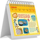 FEBRUAR. Was passiert, wenn man Sand auf einen Pappteller mit kleinen Löchern gibt? Illustration einer Katze.