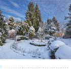 1 2027 in hellblauer Schrift. Ein verschneiter Garten mit Bäumen unter blauem, bewölktem Himmel. Eine Statue im Vordergrund.