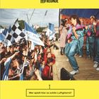 Wer spielt hier so schön Luftgitarre? Montag, 13.12. Menschenmenge mit FC Hansa Rostock Fahnen; Musiker auf Bühne.