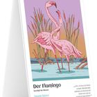 „Der Flamingo“, „Geschöpf des Wassers“, „Elegante Balance“. Zwei Flamingos stehen im Wasser, umgeben von Schilf.